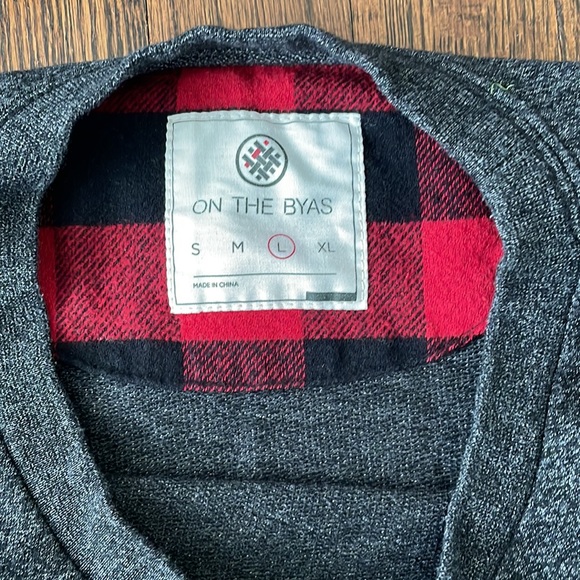 ON THE BYAS grey sweater with a red/black plaid pocket - Picture 3 of 3